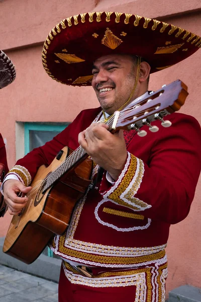 Μεξικάνος Μουσικός Mariachi Παίζει Κιθάρα Ένα Δρόμο Της Πόλης — Φωτογραφία Αρχείου