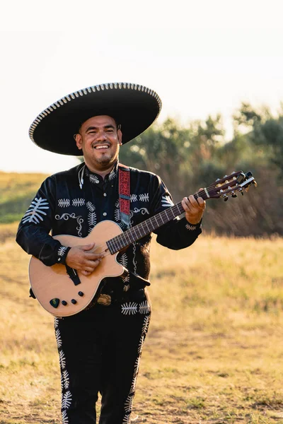 Meksykański Muzyk Mariachi Gra Gitarze Ulicy Miasta — Zdjęcie stockowe