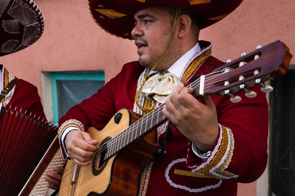 Musicien Mexicain Mariachi Joue Guitare Dans Une Rue Ville — Photo