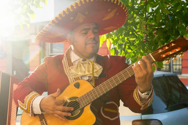 Mexicaanse Muzikant Mariachi Speelt Gitaar Een Straat Stad — Stockfoto