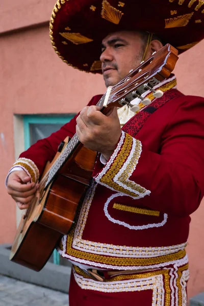 Мексиканський Музикант Маріачі Грає Гітарі Міській Вулиці — стокове фото