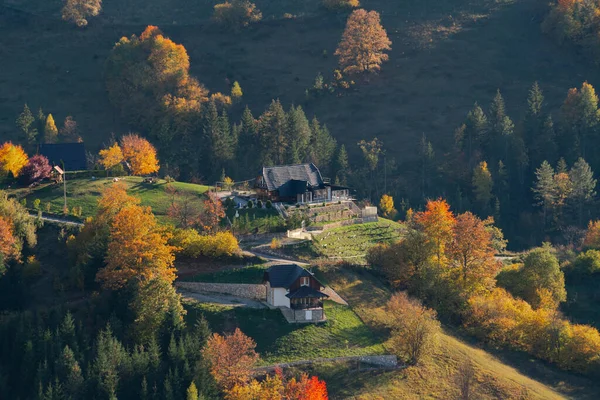 Jesienny Krajobraz Domami Wiejskimi Górach — Zdjęcie stockowe