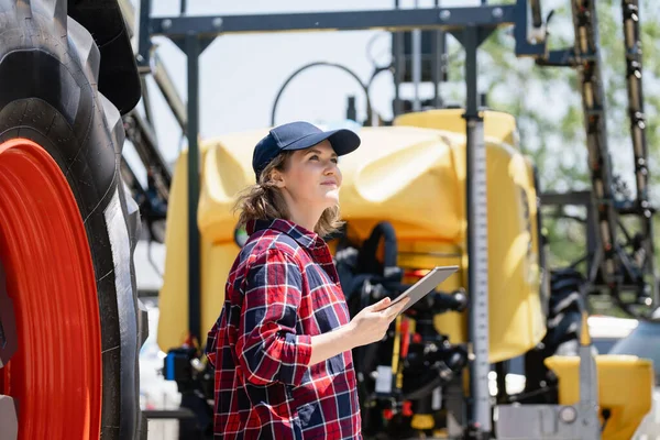 Mulher Agricultora Com Tablet Digital Fundo Uma Máquina Agrícola — Fotografia de Stock