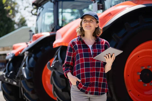 Mujer Agricultora Con Una Tableta Digital Fondo Tractor Agrícola —  Fotos de Stock