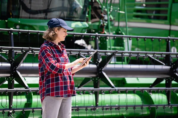 Contadina Donna Con Tablet Digitale Sfondo Mietitrice Concetto Agricoltura Intelligente — Foto Stock