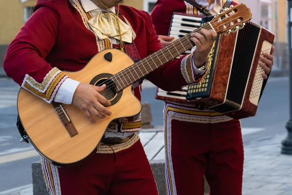 Meksikalı Müzisyen Mariachi Grubu Bir Şehir Sokağında — Stok fotoğraf