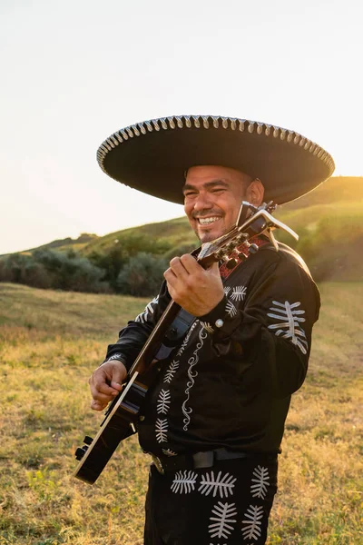 Мексиканские Музыканты Мариачи Гитарой — стоковое фото