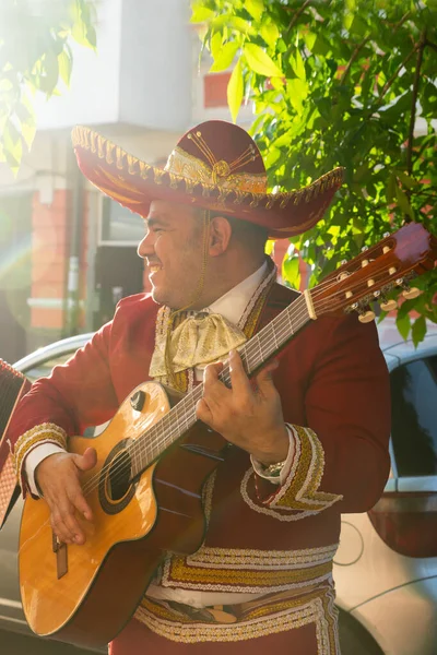 Mariachi Músico Mexicano Toca Guitarra Una Calle Ciudad —  Fotos de Stock