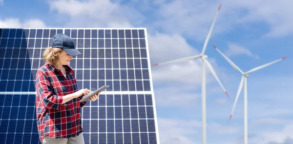 Mujer Con Tablet Sobre Fondo Turbinas Eólicas Paneles Solares — Foto de Stock
