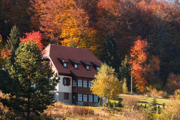 Podzimní Krajina Venkovským Domem Horách — Stock fotografie