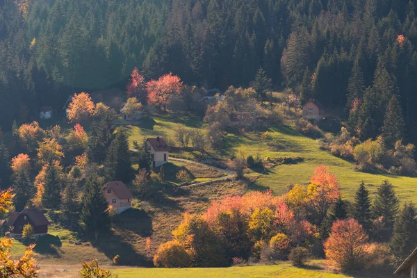 秋天的风景 山中有乡间别墅 — 图库照片