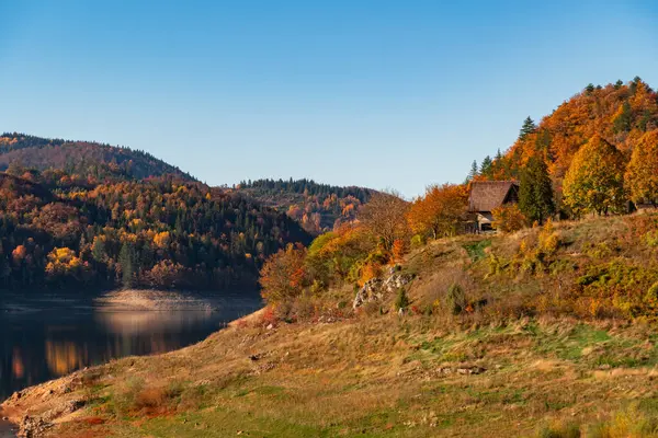 秋天的高山湖中 — 图库照片