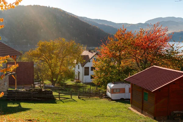 秋天的风景 山中有乡间别墅 — 图库照片