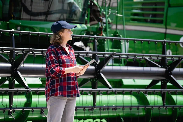 Woman Farmer Digital Tablet Background Harvester Smart Farming Concept — Stock Photo, Image