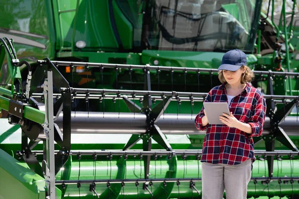 Agricultor Mulher Com Tablet Digital Fundo Colheitadeira Conceito Agricultura Inteligente — Fotografia de Stock