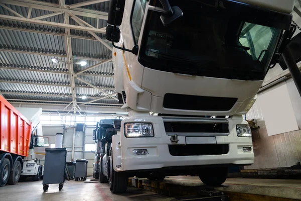 Vrachtwagens Reparatie Auto Service — Stockfoto