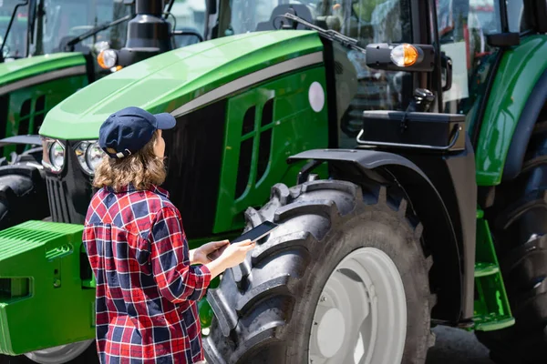 Žena Zemědělec Digitální Tablet Pozadí Zemědělských Traktorů — Stock fotografie
