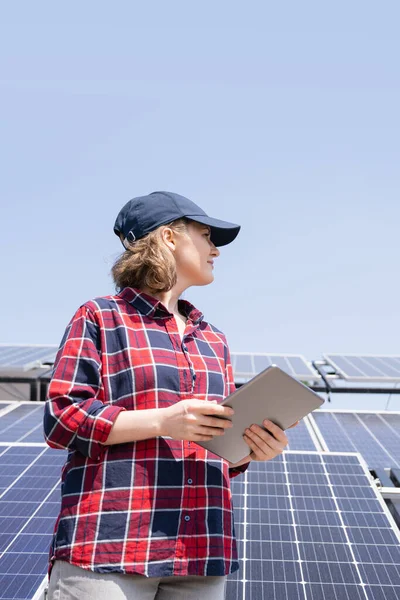 Mujer Con Tableta Digital Fondo Estación Energía Solar Móvil — Foto de Stock