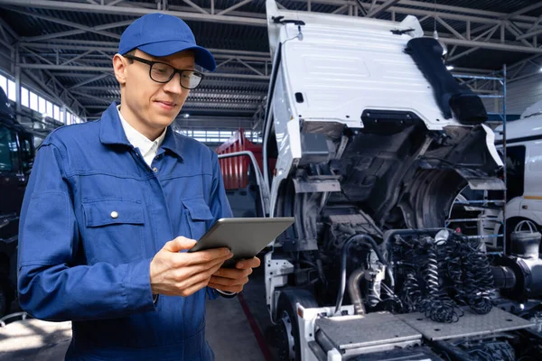 Serviceman Digital Tablet Background Truck Garage — Stock Photo, Image