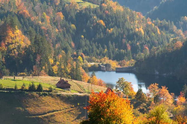 Podzimní Krajina Jezerem Venkovskými Domy Horách — Stock fotografie