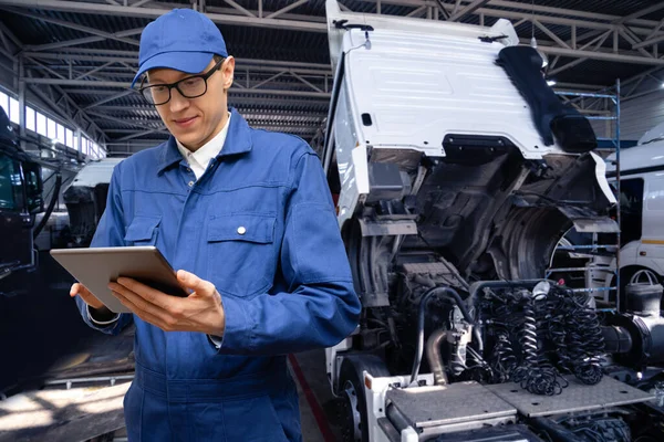 Serviceman Met Digitale Tablet Achtergrond Van Truck Garage — Stockfoto