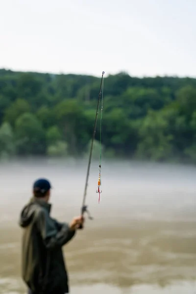 Homme Pêche Sur Rivière Montagne — Photo