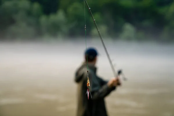 Человек Рыбачит Горной Реке — стоковое фото