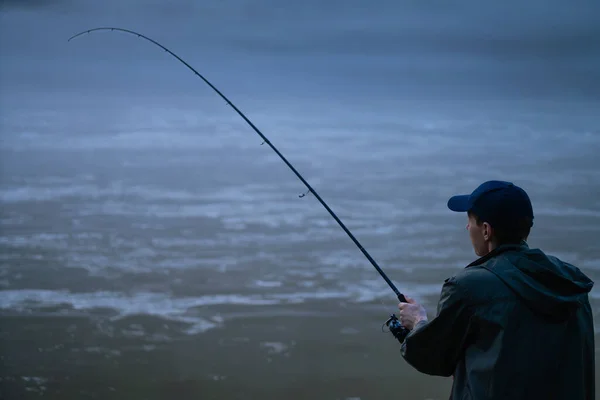 Мужчина Рыбачит Горной Реке Вечером Высокое Качество Фото — стоковое фото