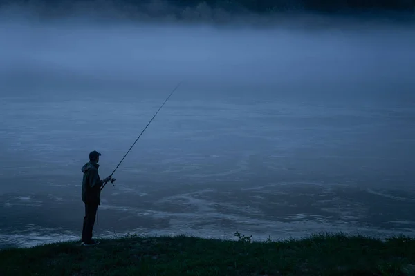 Homem Pescando Rio Montanha Noite Foto Alta Qualidade — Fotografia de Stock