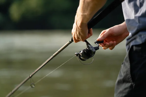 Close Das Mãos Pescador Com Uma Vara Pesca — Fotografia de Stock
