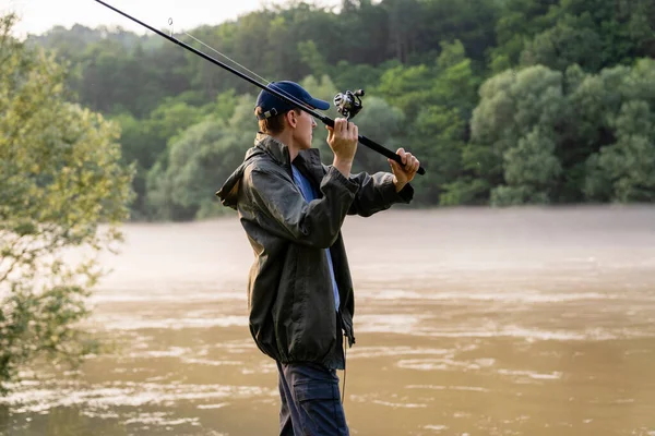 Άνθρωπος Που Ψαρεύει Στο Ποτάμι — Φωτογραφία Αρχείου