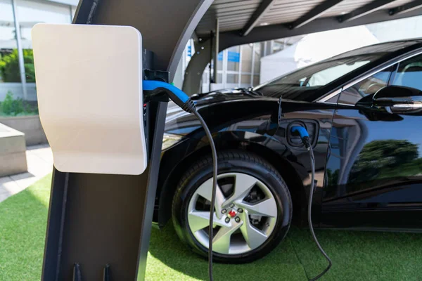 Electric Car Charged Charging Station Takes Energy Solar Panels Close — Foto Stock