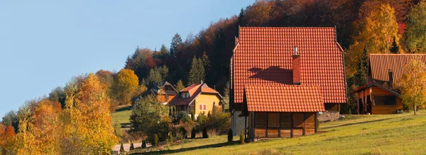 Jesienny Krajobraz Domami Wiejskimi Górach — Zdjęcie stockowe