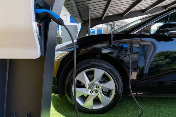 Electric Car Charged Charging Station Takes Energy Solar Panels Close — Stock Photo, Image