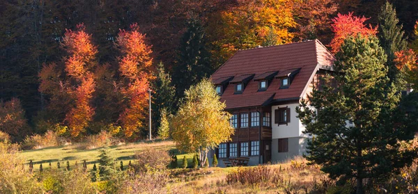 Осенний Пейзаж Загородным Домом Горах — стоковое фото