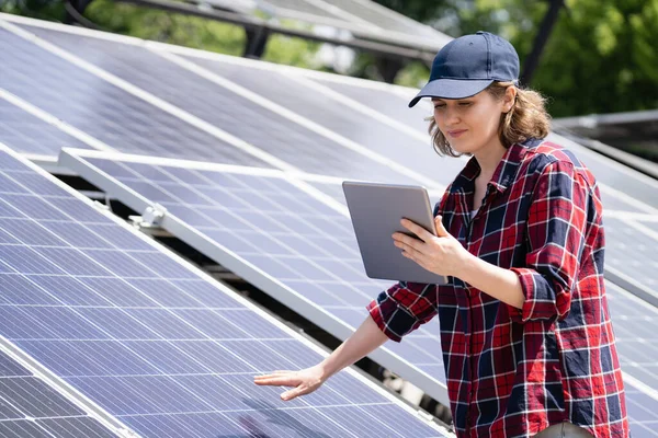 Vrouw Met Digitale Tablet Een Achtergrond Van Mobiele Zonnecentrale — Stockfoto