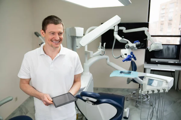 歯科事務所のデジタルタブレット付き歯科医 — ストック写真