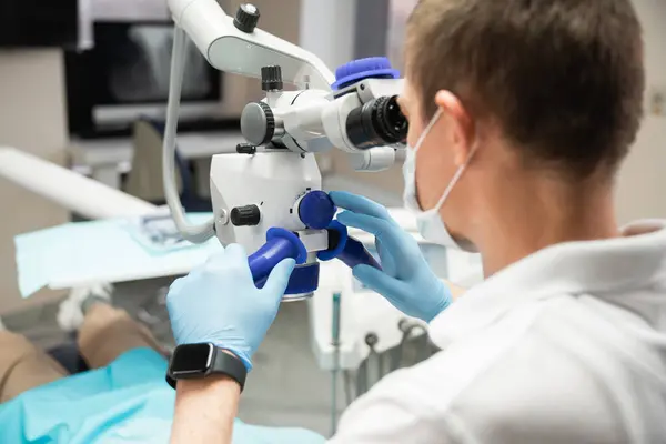 Dentista Realiza Una Operación Con Microscopio Dental — Foto de Stock