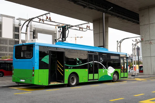 Duraktaki Elektrikli Otobüs Pantografla Şarj Edilir Temiz Hareket — Stok fotoğraf