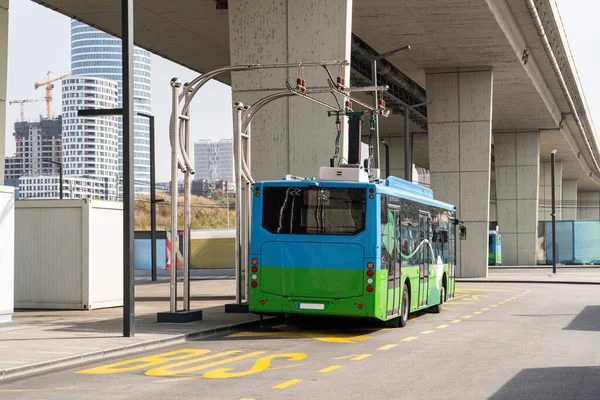 Elektrisk Buss Vid Ett Stopp Laddas Strömavtagaren Ren Rörlighet — Stockfoto