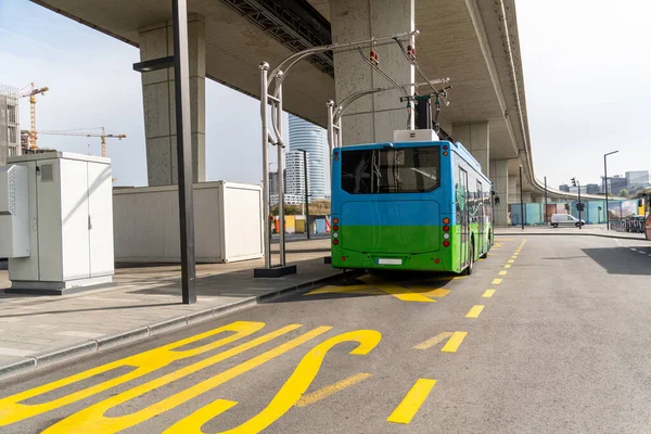 Duraktaki Elektrikli Otobüs Pantografla Şarj Edilir Temiz Hareket — Stok fotoğraf