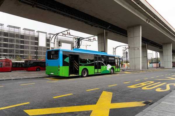 Elektrisk Buss Vid Ett Stopp Laddas Strömavtagaren Ren Rörlighet — Stockfoto