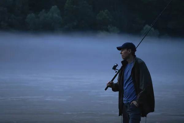 晚上在山河上钓鱼的人 — 图库照片