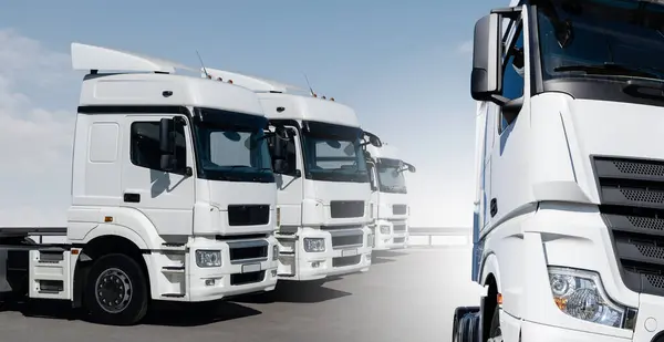 Vrachtwagenvracht Wagenwagentransportconcept — Stockfoto