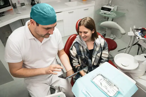 Tandlæge Kommunikerer Med Patienten Tandkontoret Ved Hjælp Digital Tablet - Stock-foto