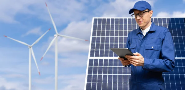 Hombre Con Tablet Sobre Fondo Turbinas Eólicas Paneles Solares — Foto de Stock