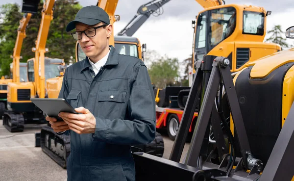 Engineer Digital Tablet Stands Next Construction Excavators — Stock Photo, Image