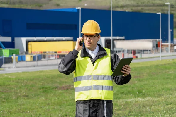 Logistiker Med Telefon Och Digital Tablett Bakgrund Logistikcenter — Stockfoto