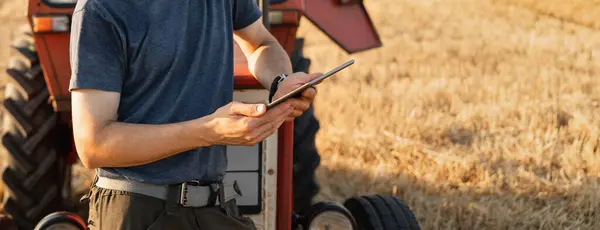 Dijital Tabletli Çiftçi Bir Tarım Traktörünün Yanında — Stok fotoğraf