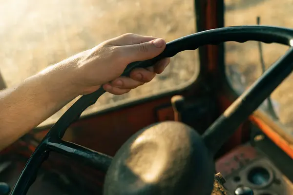Man Bestuurt Een Tractor Hand Dicht — Stockfoto